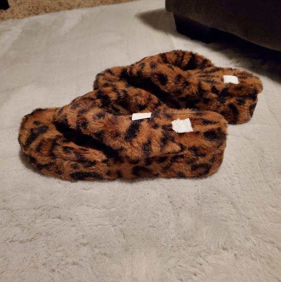 Crown & Ivy Faux Fur Platform Sandals - Picture 5 of 7